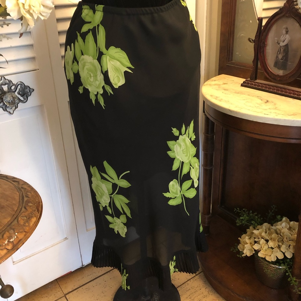 Skirt stretch - Picture 2 of 5